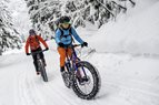 personne en vélo dans la neige