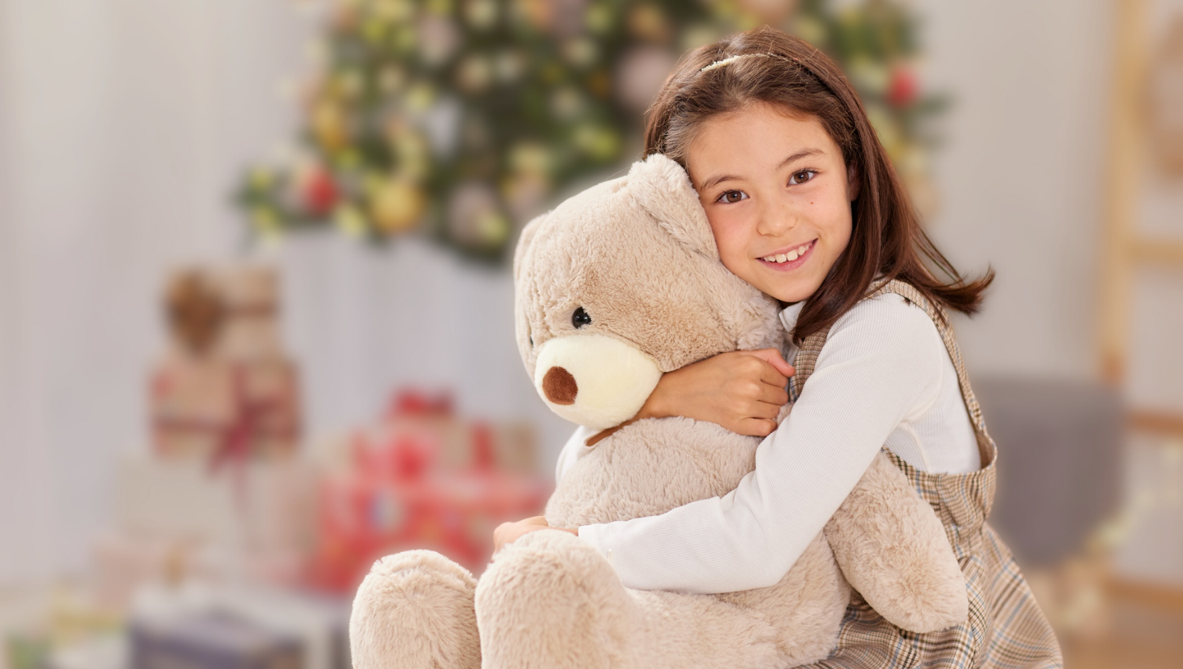 Jeune fille tenant un ours en peluche