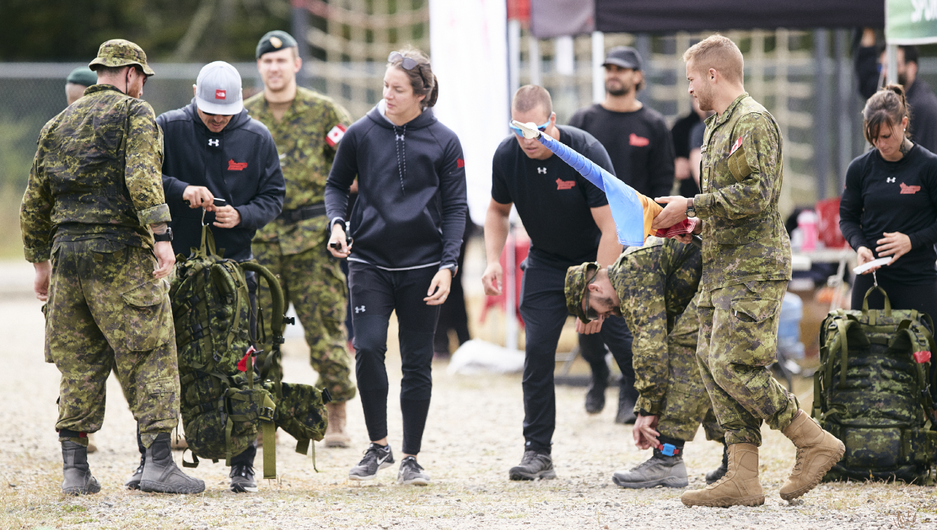 Les PSP aident les militaires à s'équiper