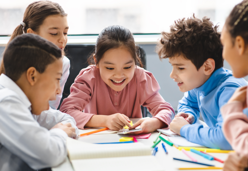 des enfants autour d'une table