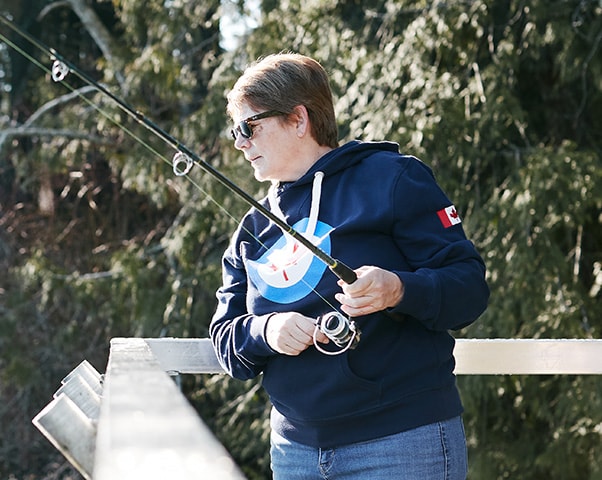 Femme en train de pêcher