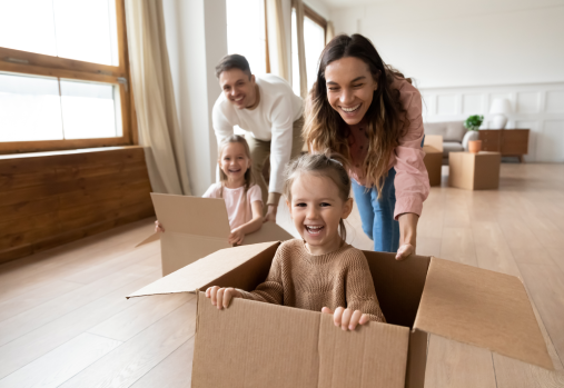 la famille emballe et joue avec les cartons de déménagement 
