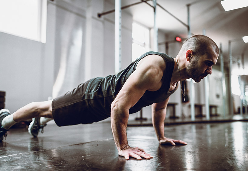homme faisant une poussée