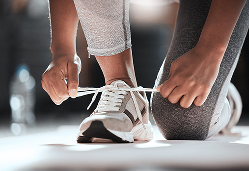 mains sur les lacets de chaussures de course