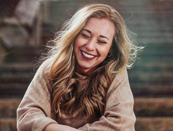 une personne joyeuse