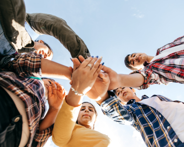 Un groupe d'adolescents formant un cercle.