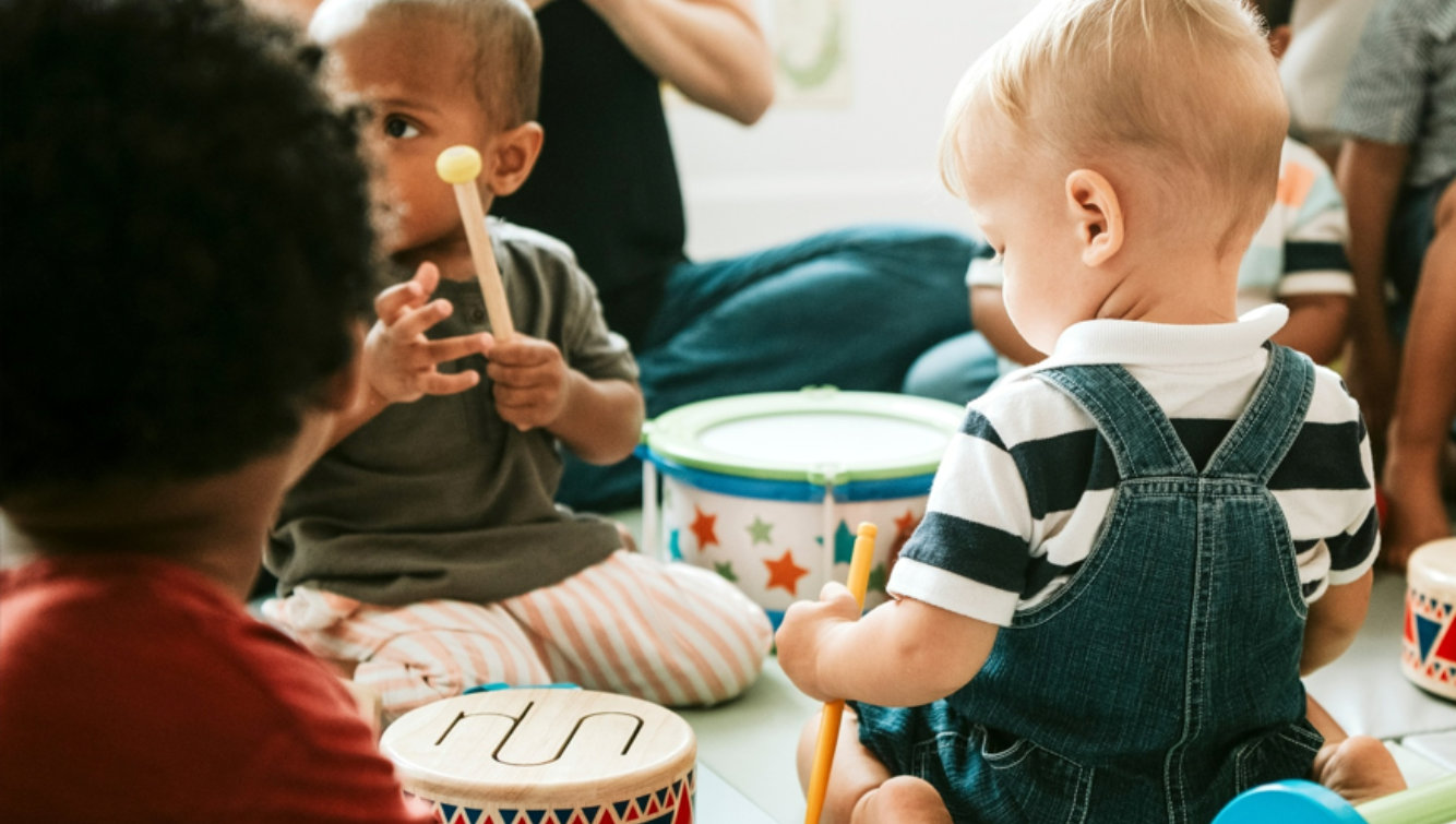 Des tout-petits qui jouent avec des tambours et des instruments colorés.