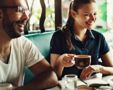 Deux personnes dégustant un café ensemble.