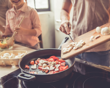 Une famille qui cuisine et prépare les repas ensemble.