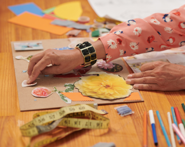 Une personne travaillant avec du papier et des fournitures artistiques.