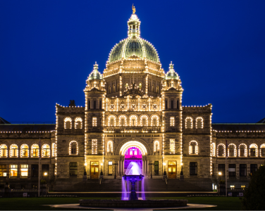 Les bâtiments du Parlement de Victoria illuminés la nuit.