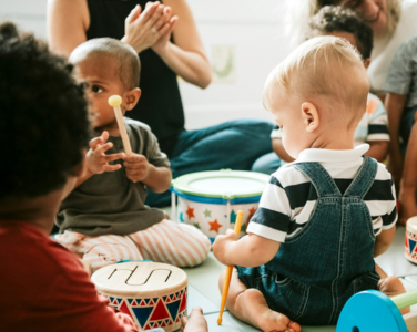 Des tout-petits qui jouent avec des tambours et des instruments colorés.