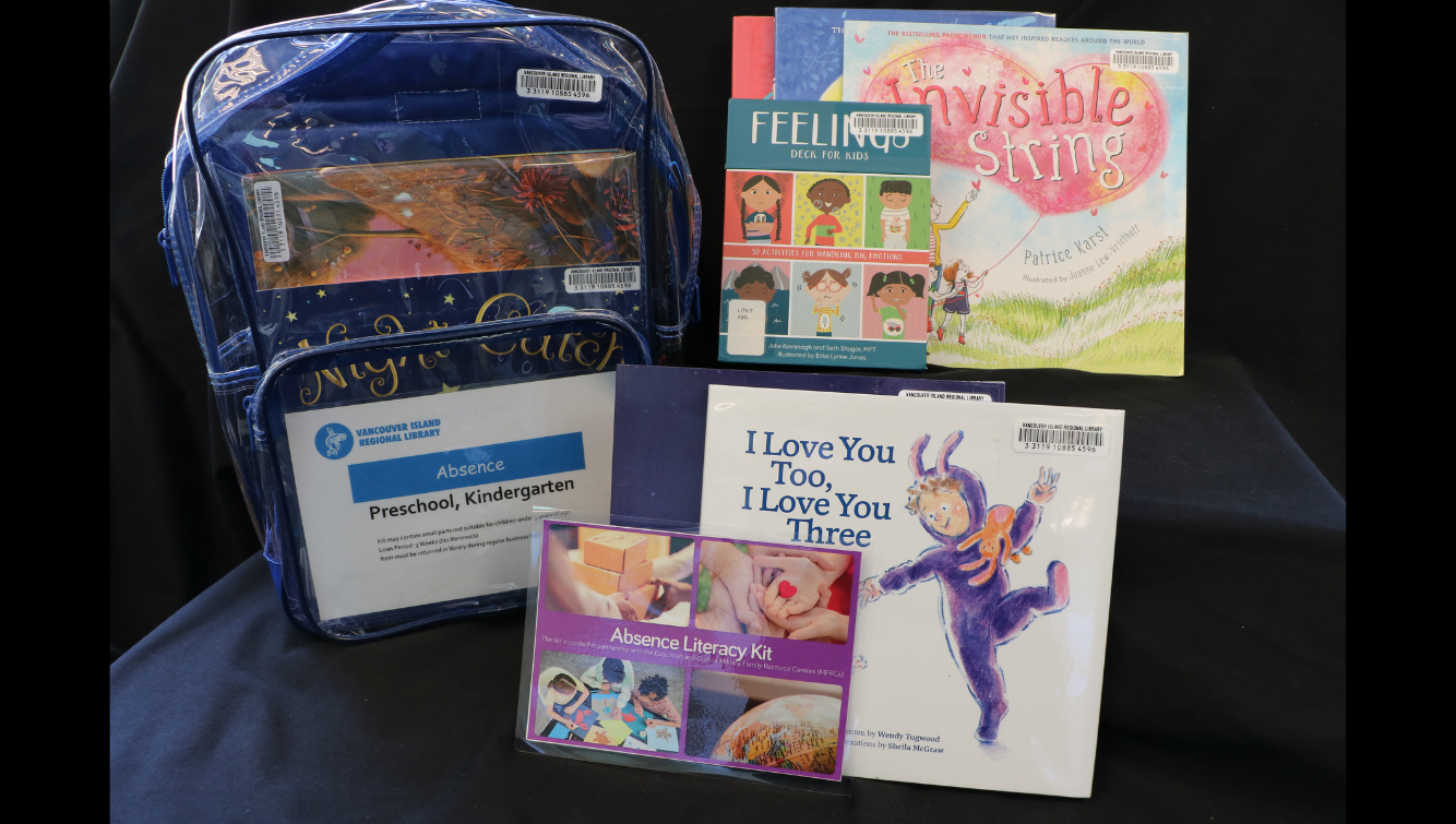 Une exposition de livres pour enfants et un kit de sac à dos éducatif.