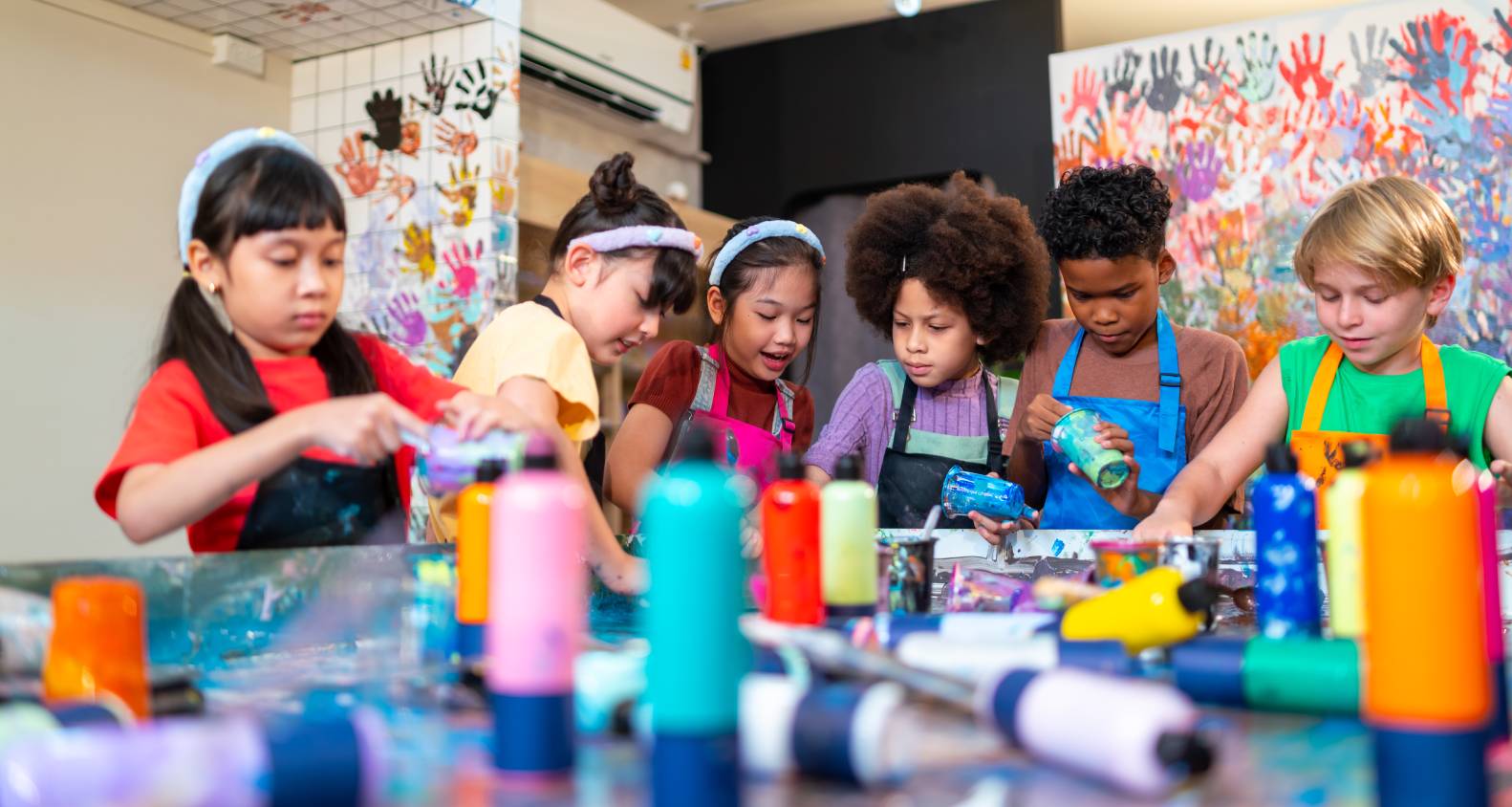 enfants jouant avec de la peinture
