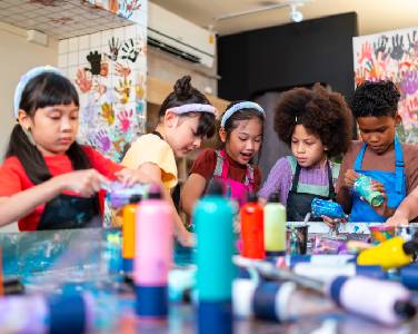 enfants jouant avec de la peinture
