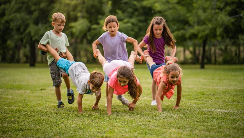 enfants qui jouent dehors
