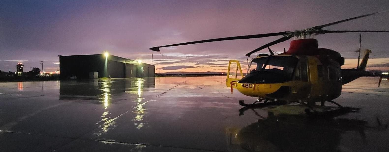 Hélicoptère sur l'aire de stationnement