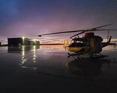 Hélicoptère sur l'aire de stationnement