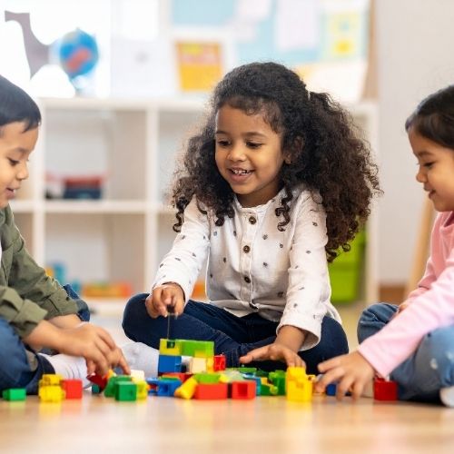 enfants jouant en toute sécurité