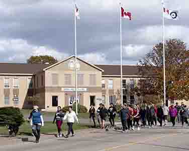 Les personnes qui marchent