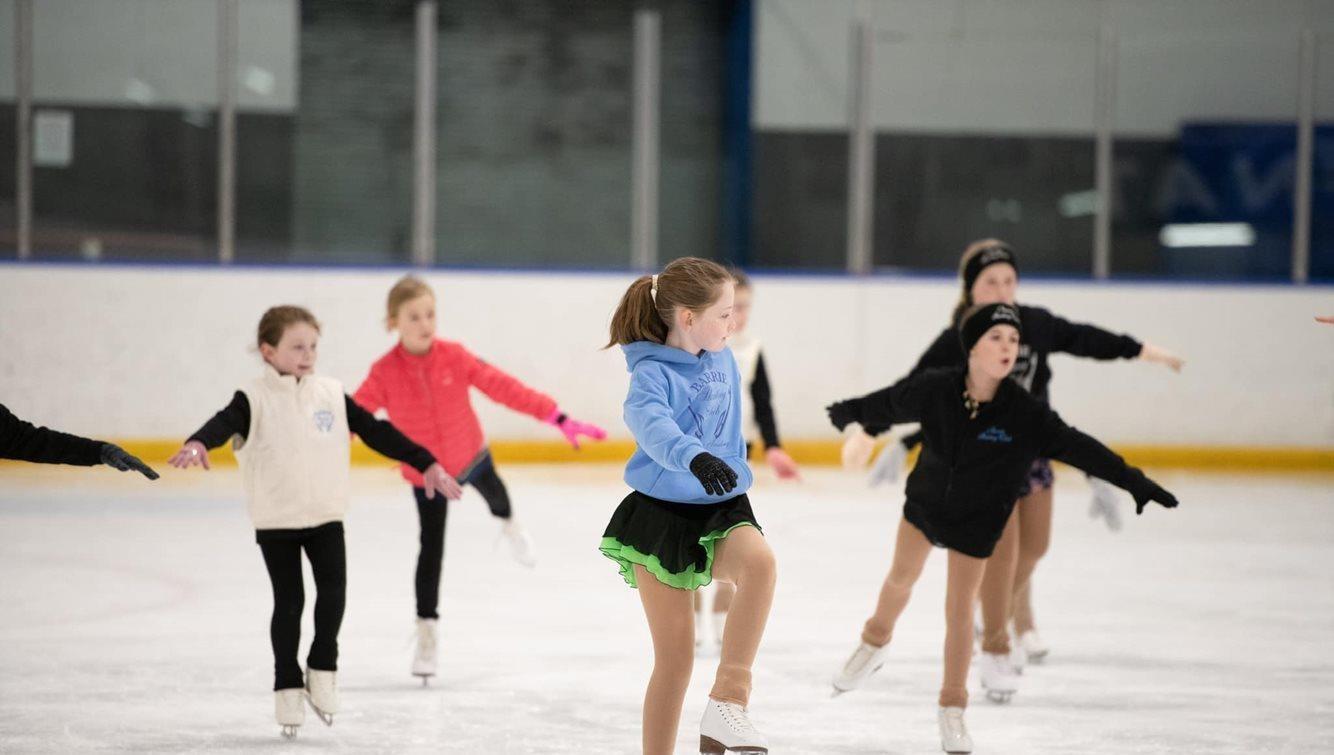 Des enfants faisant du patinage artistique