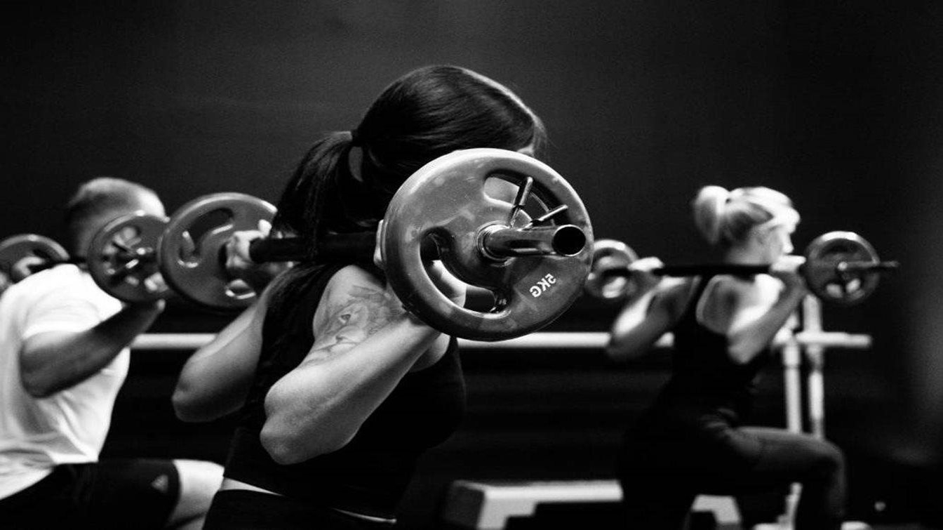 Hommes et femmes soulevant des poids