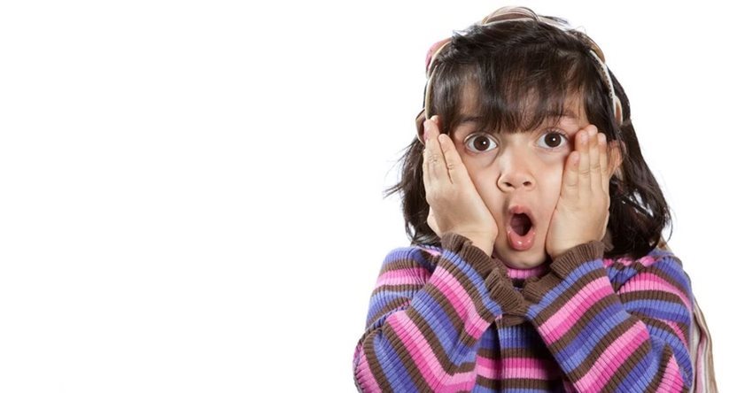 enfant faisant une grimace de surprise