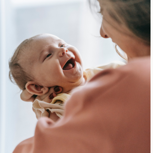 Un bébé avec parent