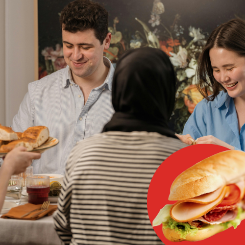 Des gens dégustent un dîner