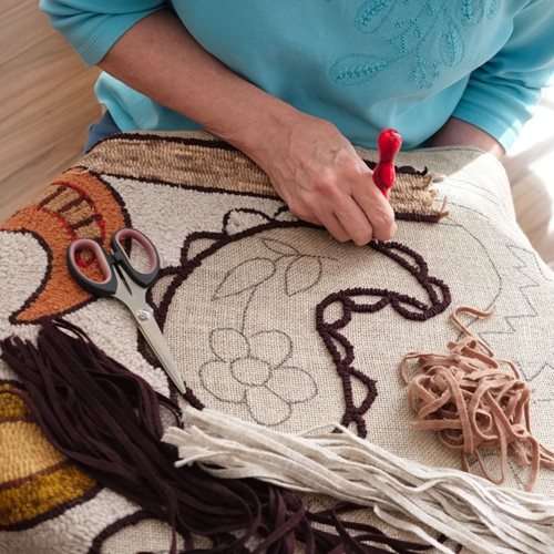 des gens qui font du tapis au crochet ensemble