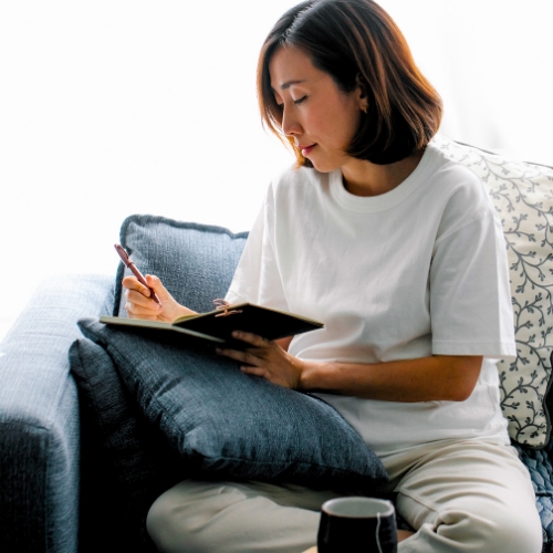 une femme prenant soin d'elle-même