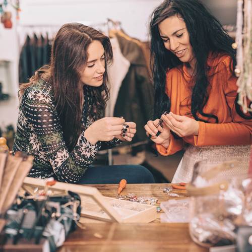 personnes qui bricolent ensemble