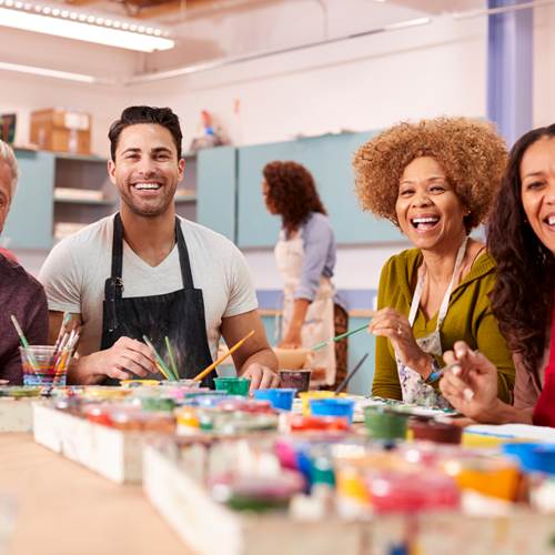 personnes faisant de l'artisanat