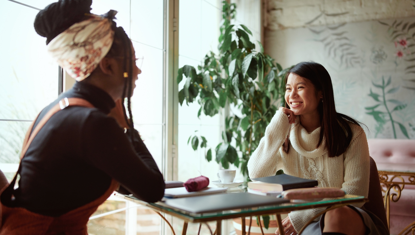 Deux femmes qui parlent dans un café