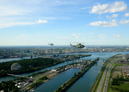 Hélicoptères en vol 