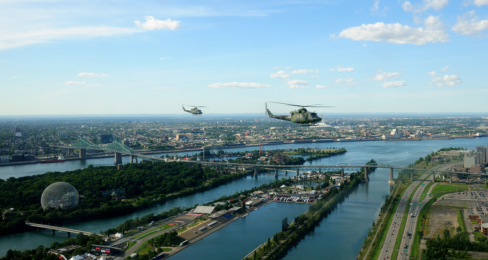Hélicoptères en vol 