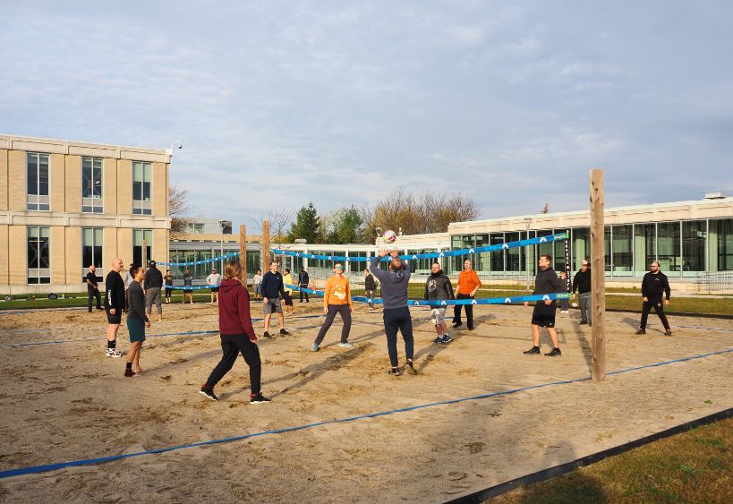 Les membres des FAC jouent au volley-ball au QGDN de Carling