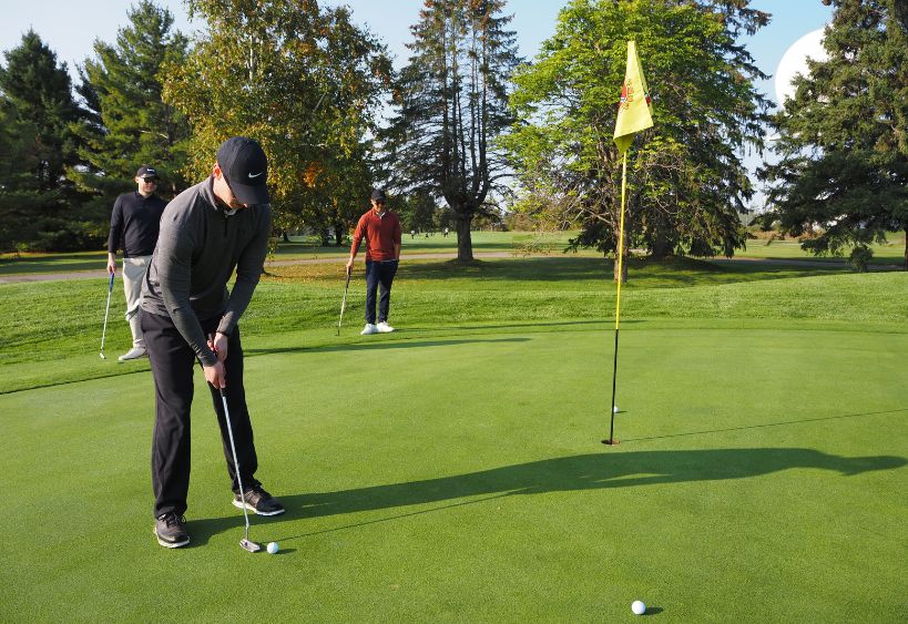 des hommes jouant au golf au club de golf Hylands