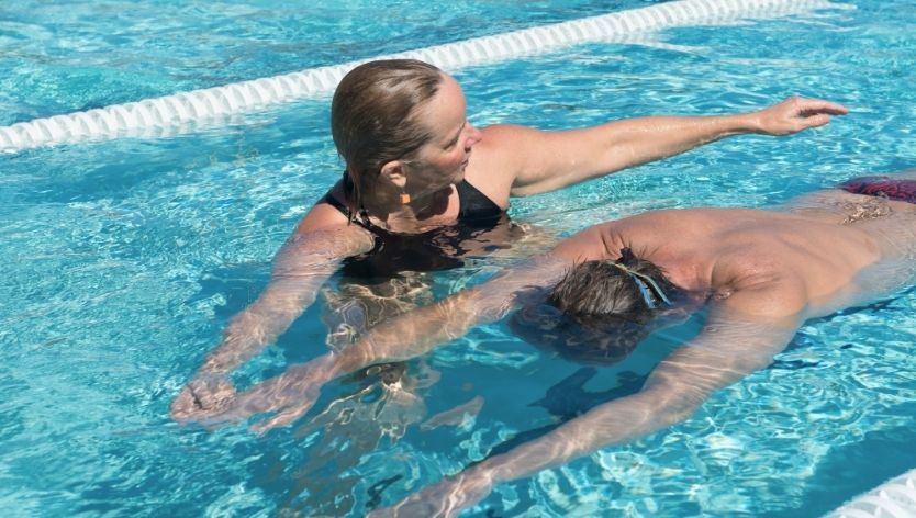Cours de natation pour adultes en piscine extérieure