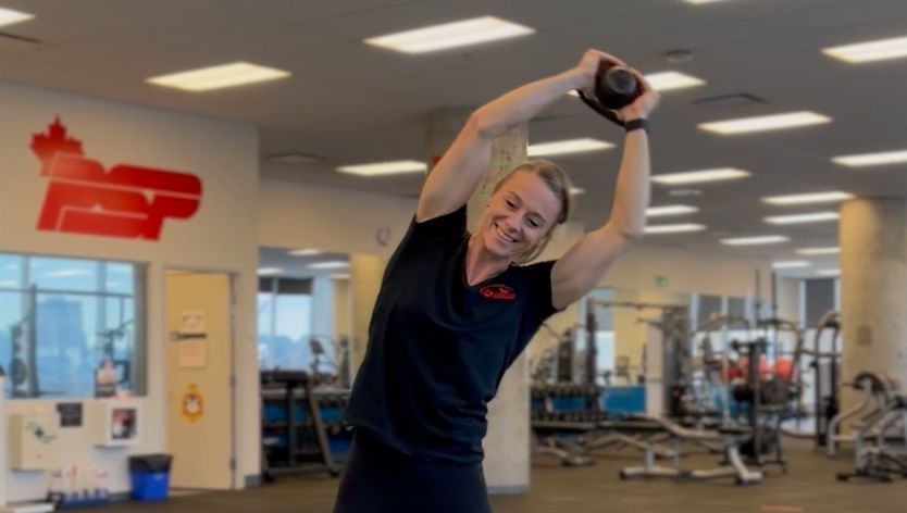 Moniteur de conditionnement physique en train d'effectuer des exercices abdominaux