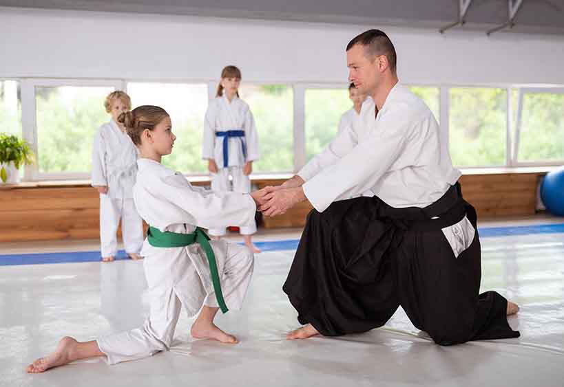 enfants et instructeur en pratiquant Aikido