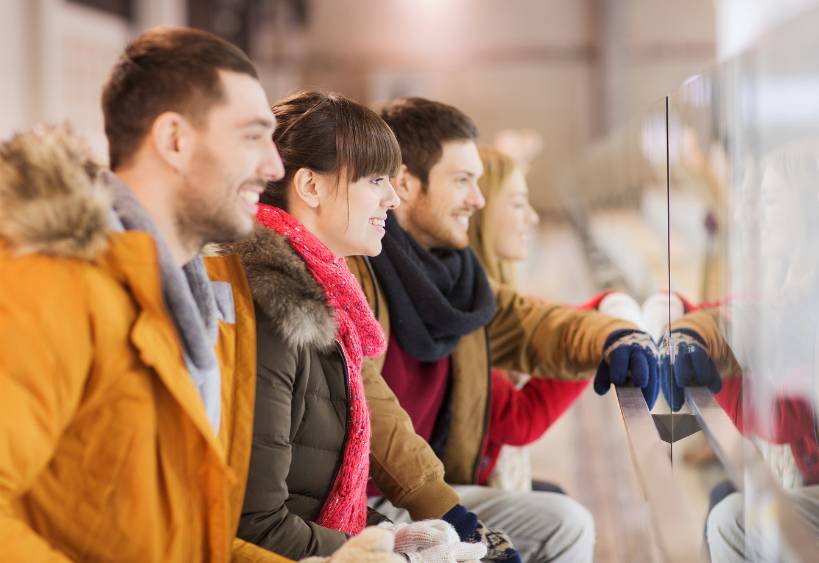 Personnes regardant un match de hockey au stadium