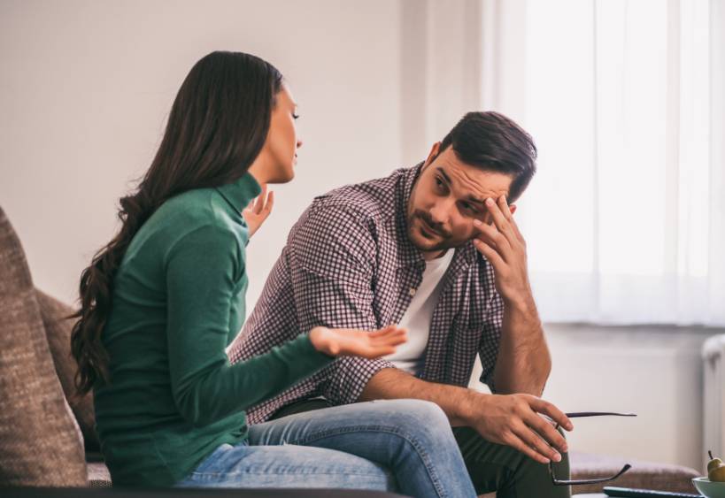 couple en train de parler