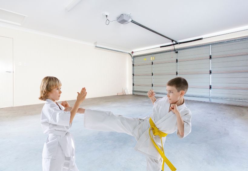 Portrait dynamique de deux petits garçons, athlètes de taekwondo
