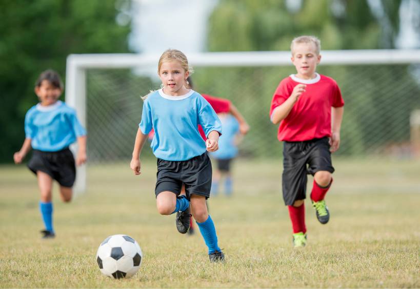 des enfants jouant au soccer