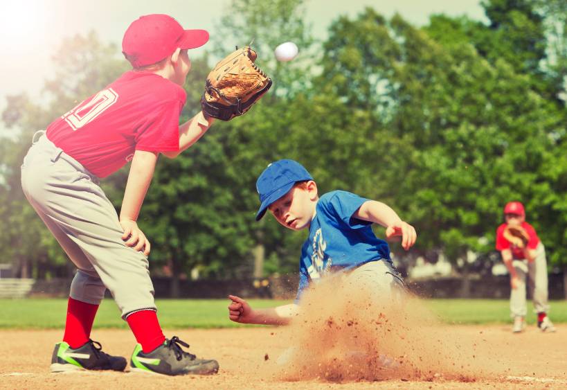 des enfants jouant au softball