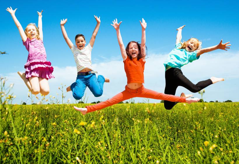des enfants qui sautent