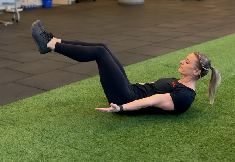 Fitness instructor doing exercice