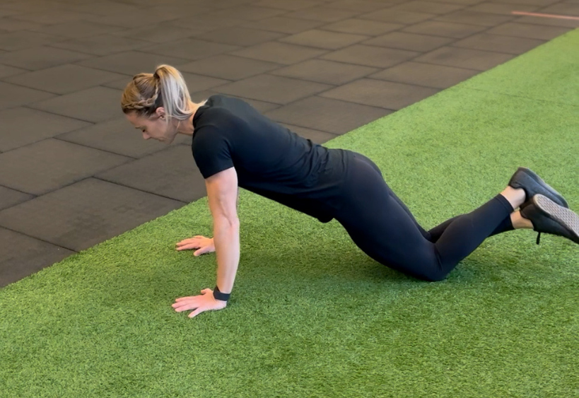 Fitness instructor doing exercice
