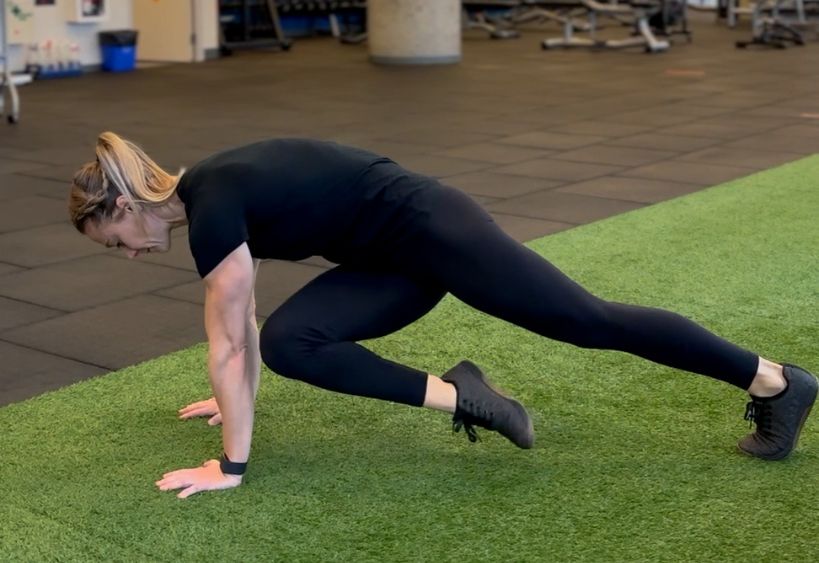 fitness instructor doing exercice